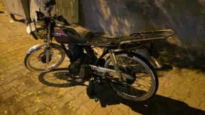 Şanlıurfa'nın Siverek ilçesinde bir apartmanın girişine park edilen motosikletin alev