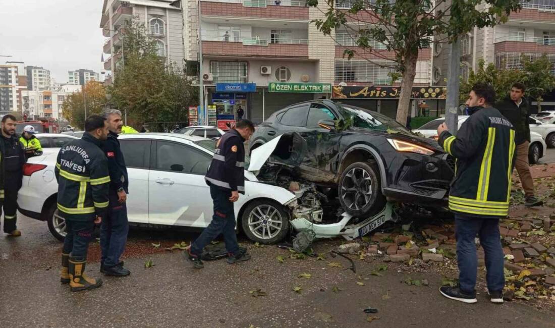 Siverek’te otomobiller çarpıştı: 2 yaralı Şanlıurfa'nın Siverek ilçesinde meydana gelen trafik kazasında, Yenişehir Mahallesi'nde iki