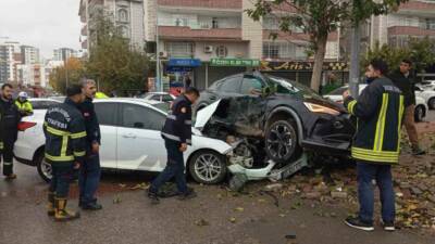 Şanlıurfa'nın Siverek ilçesinde meydana gelen trafik kazasında, Yenişehir Mahallesi'nde iki