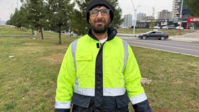 Diyarbakır'da sokak hayvanlarına yardım eden bir vatandaşın hikayesi anlatılmaktadır. Hayvansever