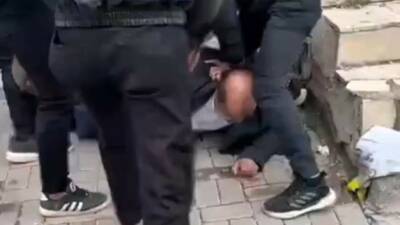 Şanlıurfa'nın Eyyübiye ilçesinde bir kişi sokak ortasında bir grup genç