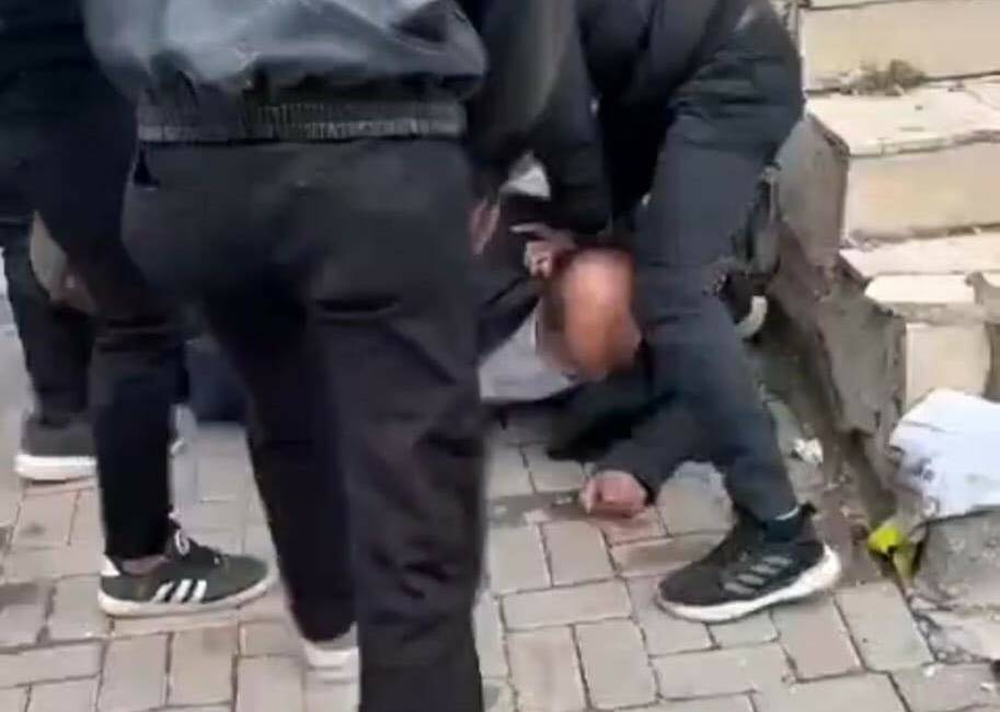 Şanlıurfa'nın Eyyübiye ilçesinde bir kişi sokak ortasında bir grup genç