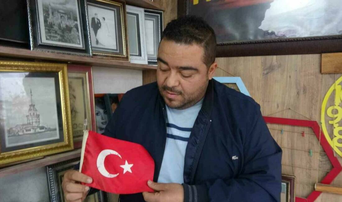 Suriyeli kameramanın Türk bayrağını öperek teşekkür etmesi, Türkiye'de yeni hayatını