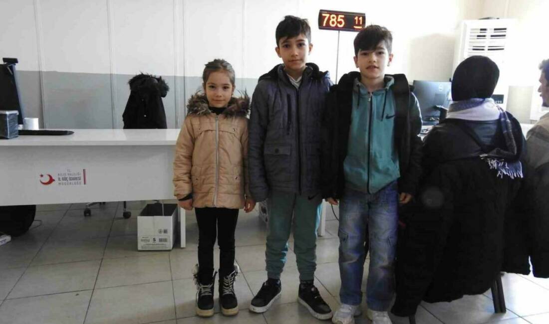 Suriyelilerin gönüllü dönüşleri sürüyor Suriyeli sığınmacılar, Türkiye'de yaşadıkları süre boyunca verdikleri destek ve misafirperverlik