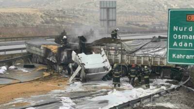 TAG Otoyolu Gaziantep batı gişeleri yakınlarında 3 tırın karıştığı kaza