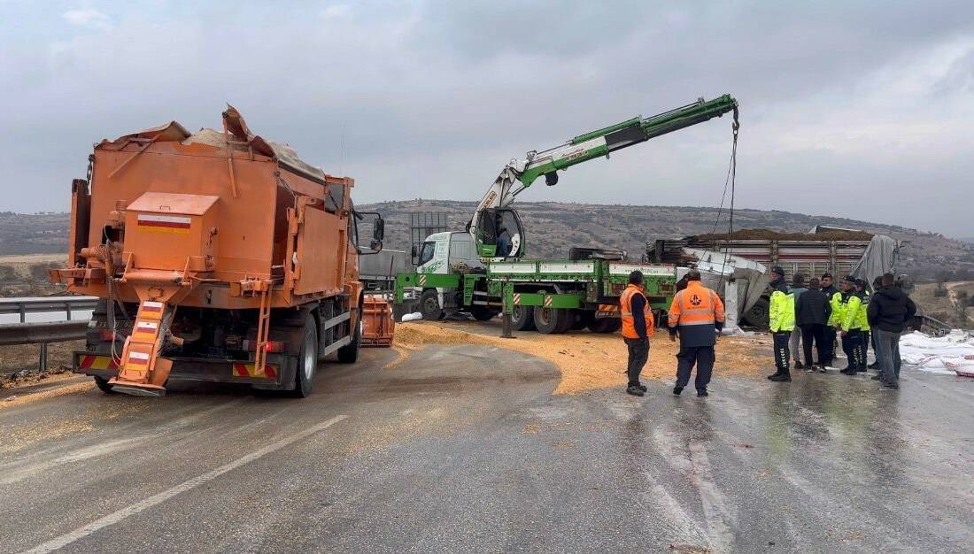 TAG Otoyolu’nda yanan tırlar kaldırıldı, yol trafiğe açıldı TAG Otoyolu'nun Gaziantep batı gişeleri yakınlarında meydana gelen kaza sonucu