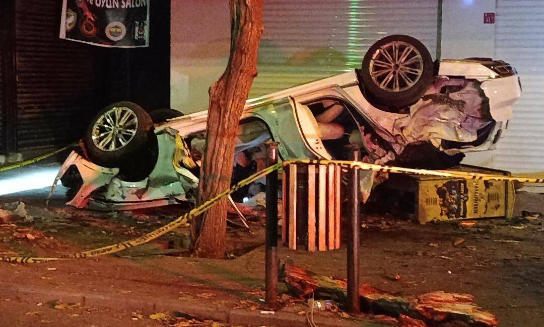 Diyarbakır’da meydana gelen feci kazada sürücüsünün direksiyon hakimiyetini kaybettiği araç,