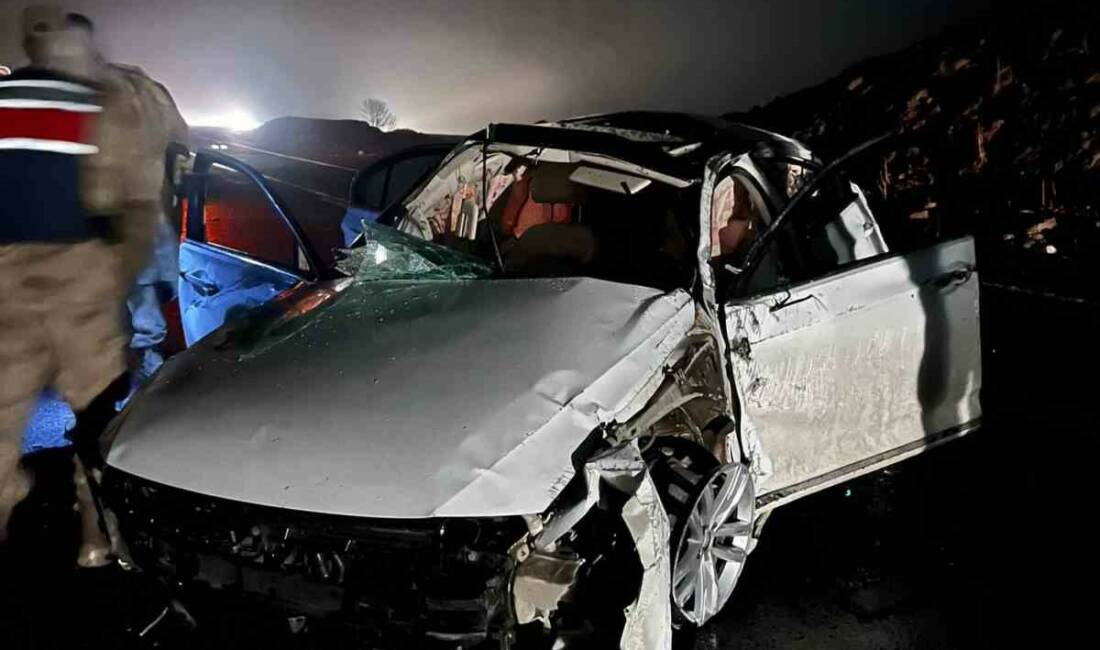 Takla atan otomobil hurdaya döndü: 1 ölü, 1 yaralı Diyarbakır’ın Çınar ilçesinde otomobilin takla atması sonucu meydana gelen trafik