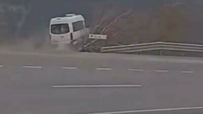 Gaziantep'in Nurdağı ilçesinde tarım işçilerini taşıyan minibüsün şarampole uçtuğu kazaya