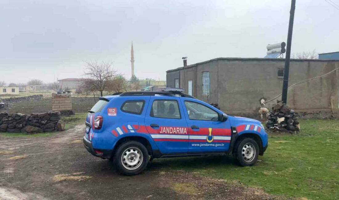Şanlıurfa’nın Siverek ilçesinde bir kişi tartıştığı eşi ve oğlunu tabancayla