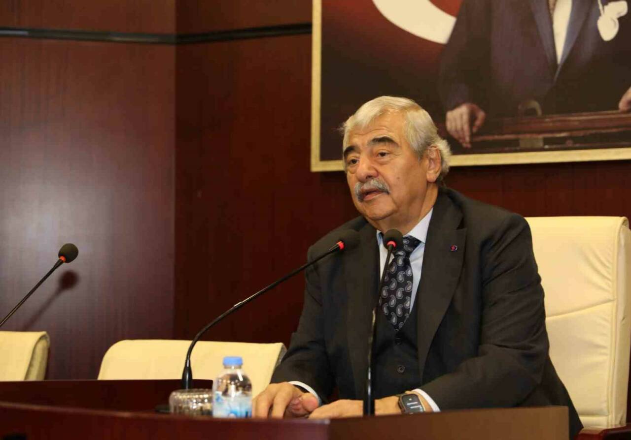 SANKO Holding Onursal Başkanı Abdulkadir Konukoğlu, genç girişimcilerin iş hayatında