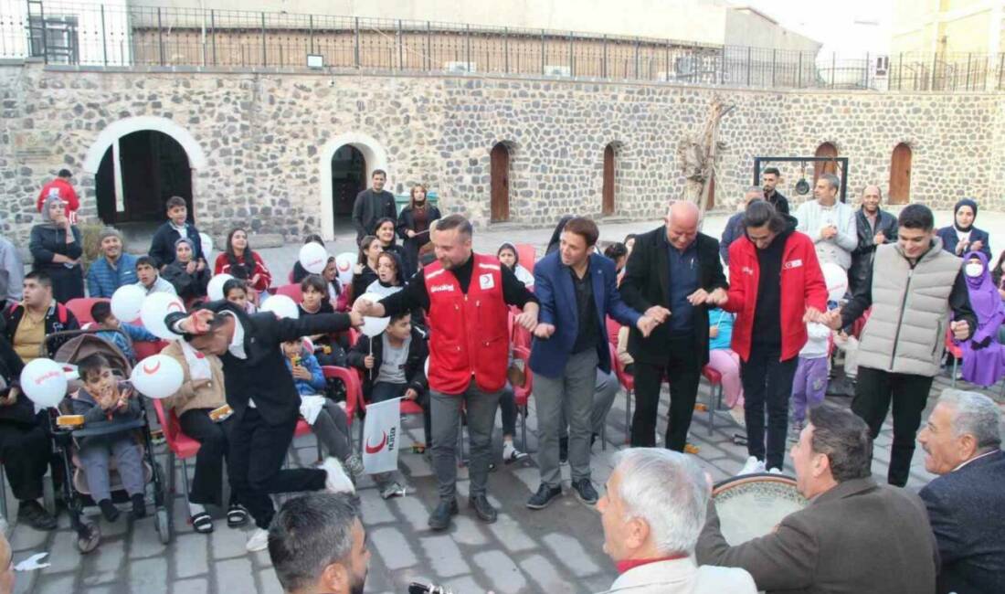 Dünya Engelliler Günü'nde Türk Kızılay'ı gönüllü merkezi tarafından Cizre Dengbej