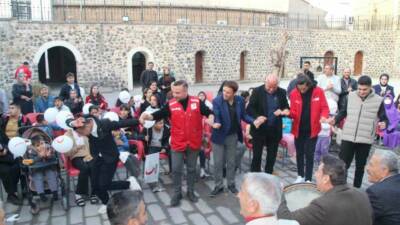 Dünya Engelliler Günü'nde Türk Kızılay'ı gönüllü merkezi tarafından Cizre Dengbej