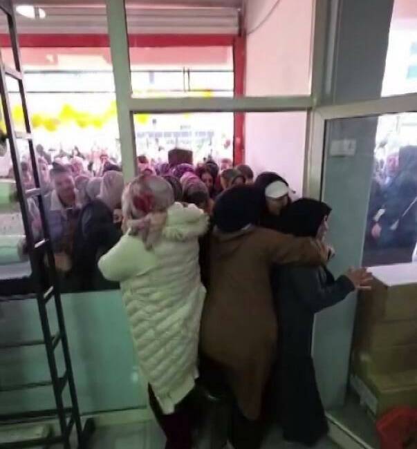 Diyarbakır'ın Ergani ilçesinde, bir ucuzluk pazarı açılışında izdiham yaşandı. Kadınlar