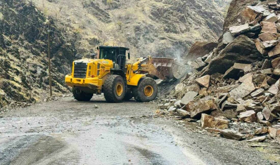 Şırnak’ta etkili olan sağanak yağışlar nedeni ile kopan kaya parçaları,