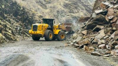 Şırnak’ta etkili olan sağanak yağışlar nedeni ile kopan kaya parçaları,