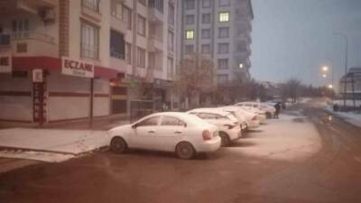 Gaziantep’in Yavuzeli ilçesinde etkili olan kar yağışı ilçe merkezi ve