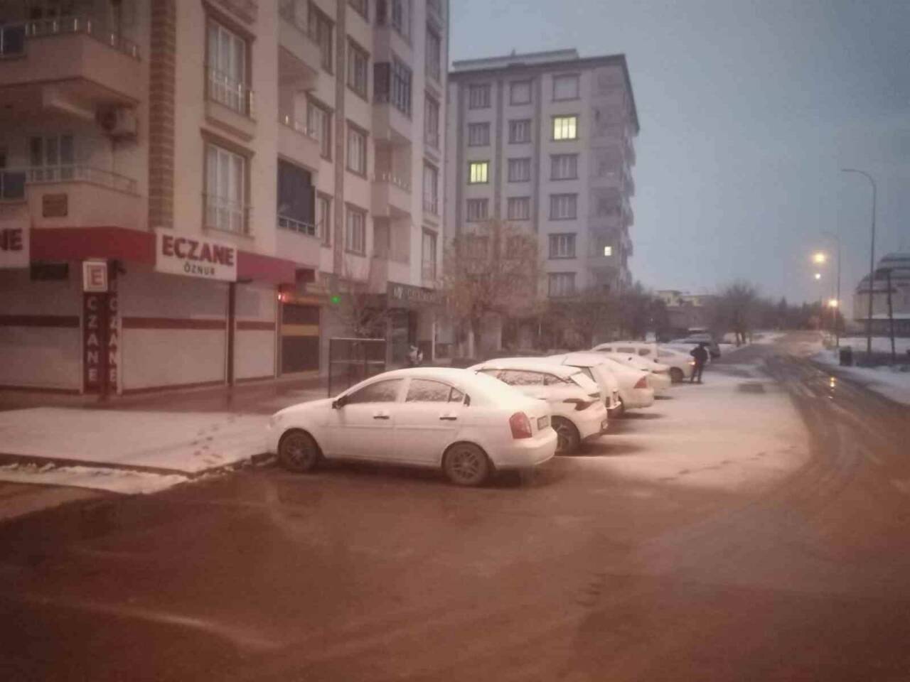 Gaziantep’in Yavuzeli ilçesinde etkili olan kar yağışı ilçe merkezi ve