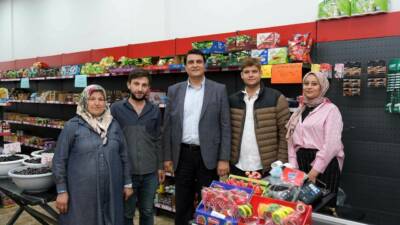 Şehitkamil Belediye Başkanı Umut Yılmaz, Kuzeyşehir Mahallesi'nde vatandaşların sorunlarını dinleyerek