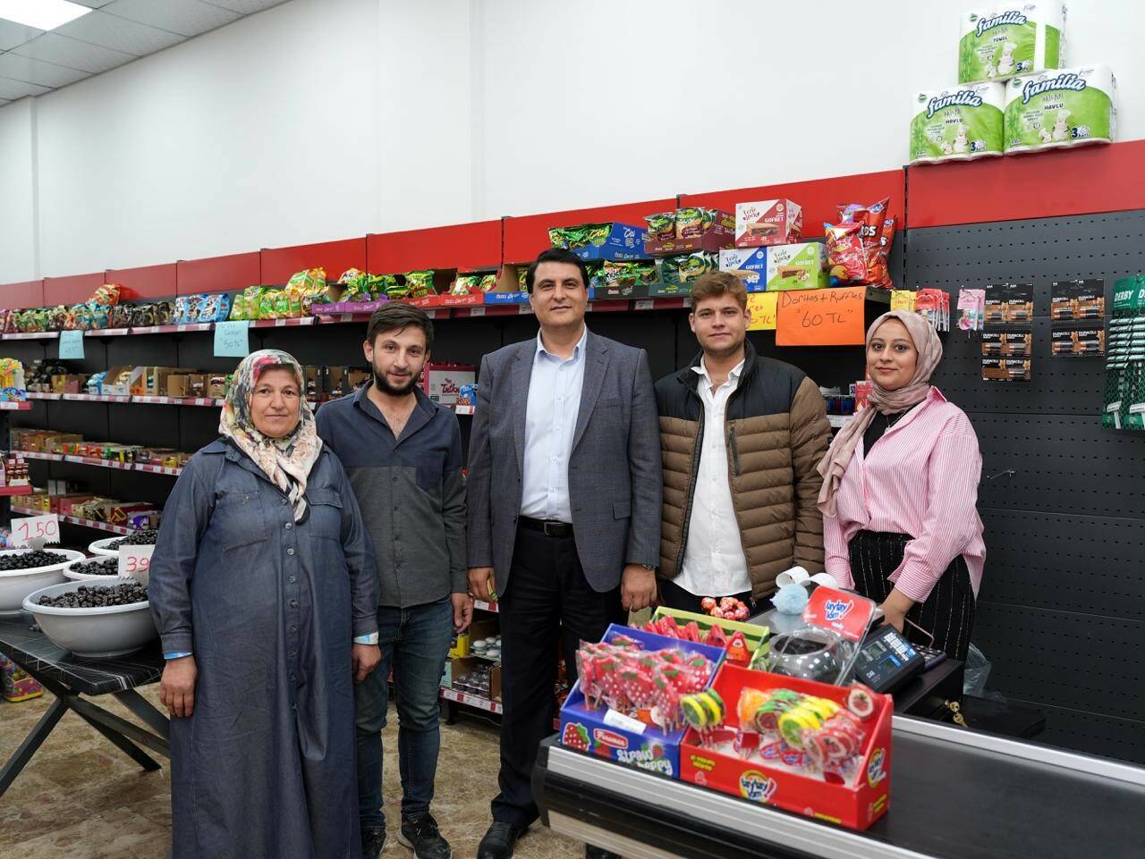 Şehitkamil Belediye Başkanı Umut Yılmaz, Kuzeyşehir Mahallesi'nde vatandaşların sorunlarını dinleyerek