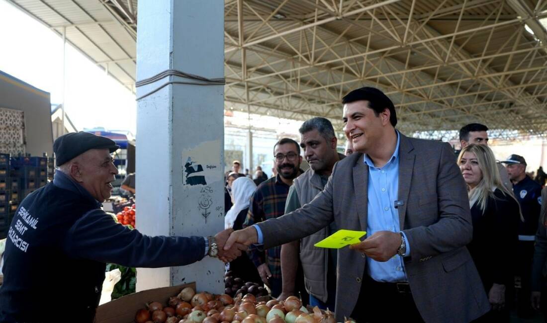 Şehitkamil Belediye Başkanı Umut Yılmaz, Güvenevler Semt Pazarı'nda vatandaşlar ve