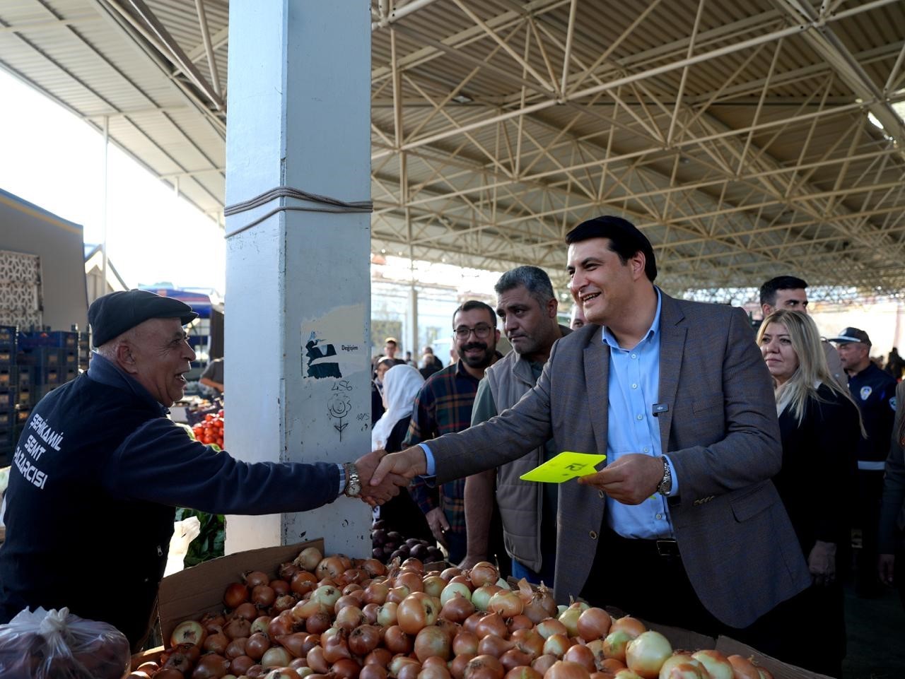 Şehitkamil Belediye Başkanı Umut Yılmaz, Güvenevler Semt Pazarı'nda vatandaşlar ve