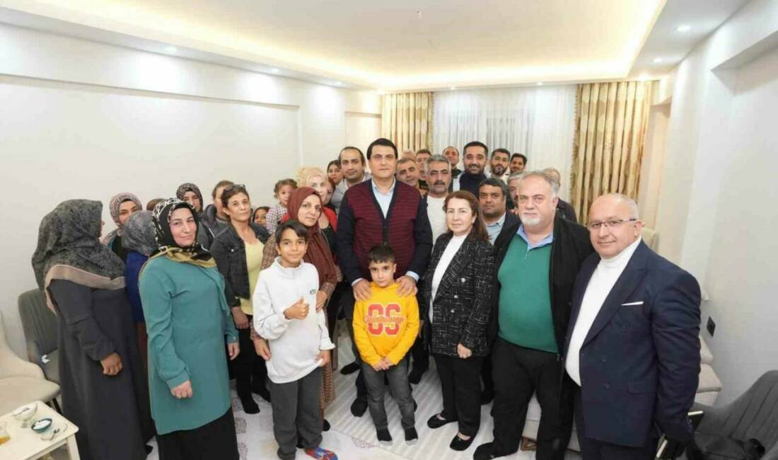 Yılmaz’dan ev ziyaretleri Şehitkamil Belediye Başkanı Umut Yılmaz, ilçedeki vatandaşlarla doğrudan etkileşimde bulunarak