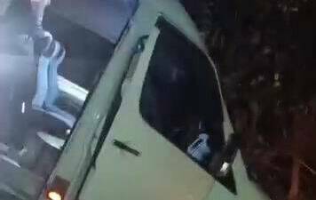 Diyarbakır-Kulp arasında dün akşam meydana gelen kazada, bir yolcu minibüsü