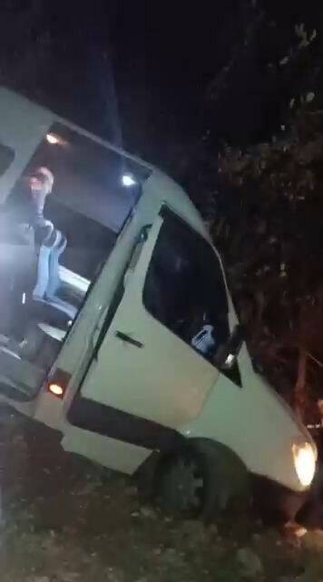 Diyarbakır-Kulp arasında dün akşam meydana gelen kazada, bir yolcu minibüsü