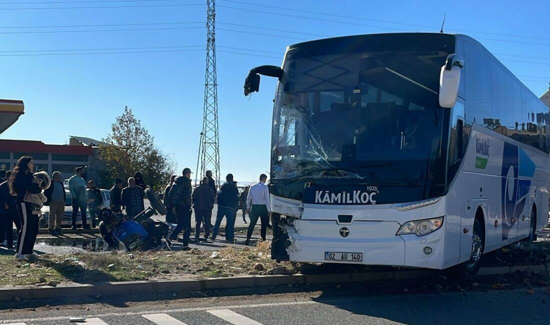 Adıyaman'da bir yolcu otobüsü ile traktörün çarpışması sonucunda 1 kişi