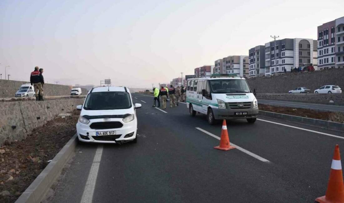 Şanlıurfa'nın Siverek ilçesinde, yaya geçidine yakın bir noktada araçlar arasında