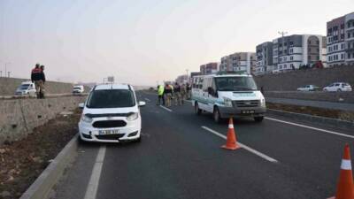 Şanlıurfa'nın Siverek ilçesinde, yaya geçidine yakın bir noktada araçlar arasında