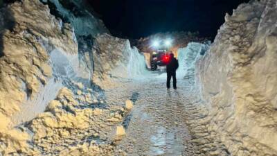 Şırnak’ın Beytüşşebap ilçesinde karla mücadele gece gündüz sürüyor. Ekipler çığlarda