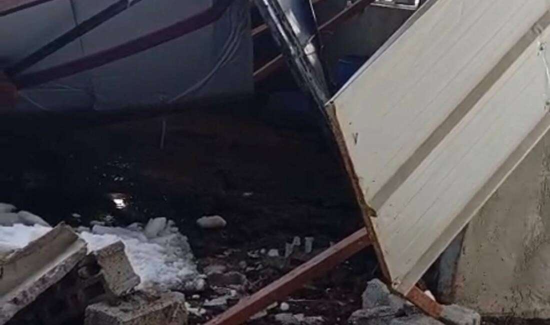 Siirt’in Baykan ilçesinde kar kütlesine dayanamayan hayvan çiftçiliğinin çatısının çökmesi