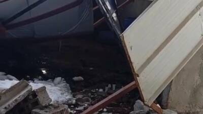 Siirt’in Baykan ilçesinde kar kütlesine dayanamayan hayvan çiftçiliğinin çatısının çökmesi