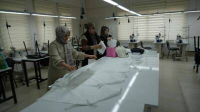 Adıyaman Belediyesi bünyesindeki Kadın ve Gençlik Merkezleri (ADIMEK), bir yandan