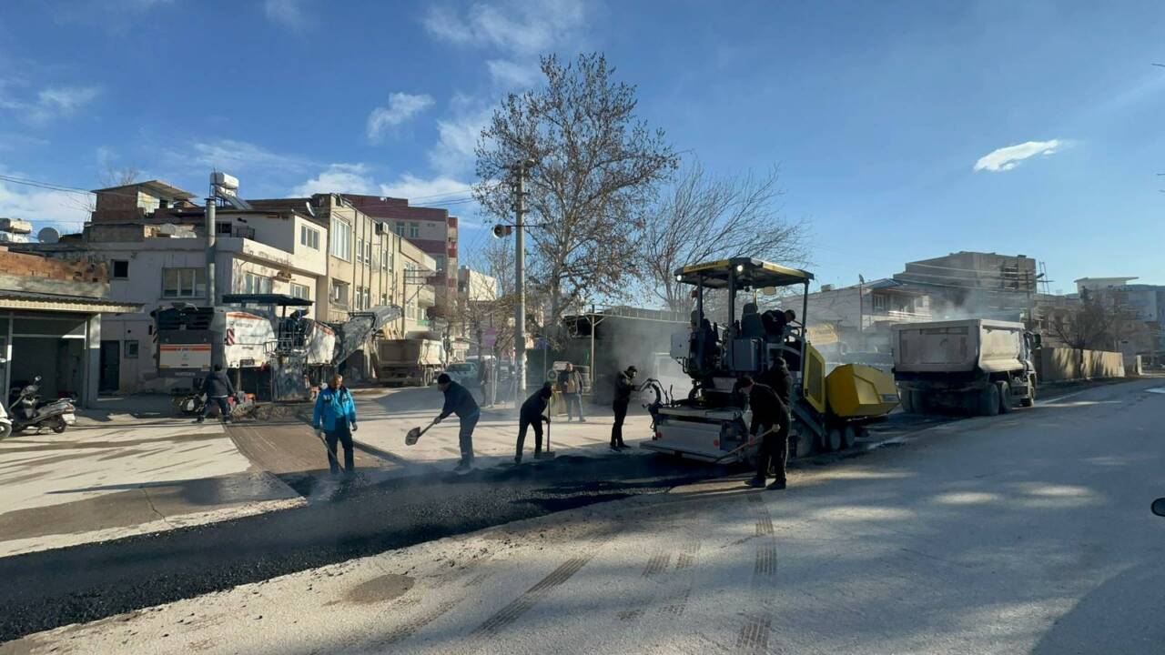 Adıyaman Belediyesi Fen İşleri Müdürlüğü ekipleri, kent genelinde başlattığı altyapı
