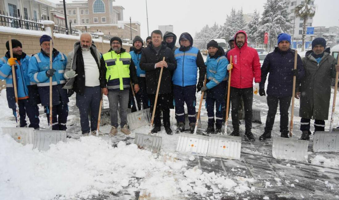 Adıyaman’da etkili olan yoğun kar yağışının ardından Adıyaman Belediyesi ekipleri,