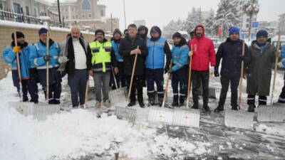Adıyaman’da etkili olan yoğun kar yağışının ardından Adıyaman Belediyesi ekipleri,