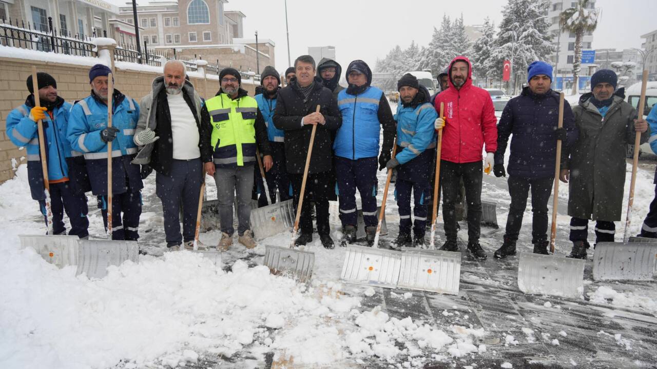 Adıyaman’da etkili olan yoğun kar yağışının ardından Adıyaman Belediyesi ekipleri,