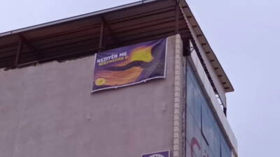 Adıyaman'da bir binaya asılan Kürtçe yazılı pankart polis ekiplerince kaldırıldı.