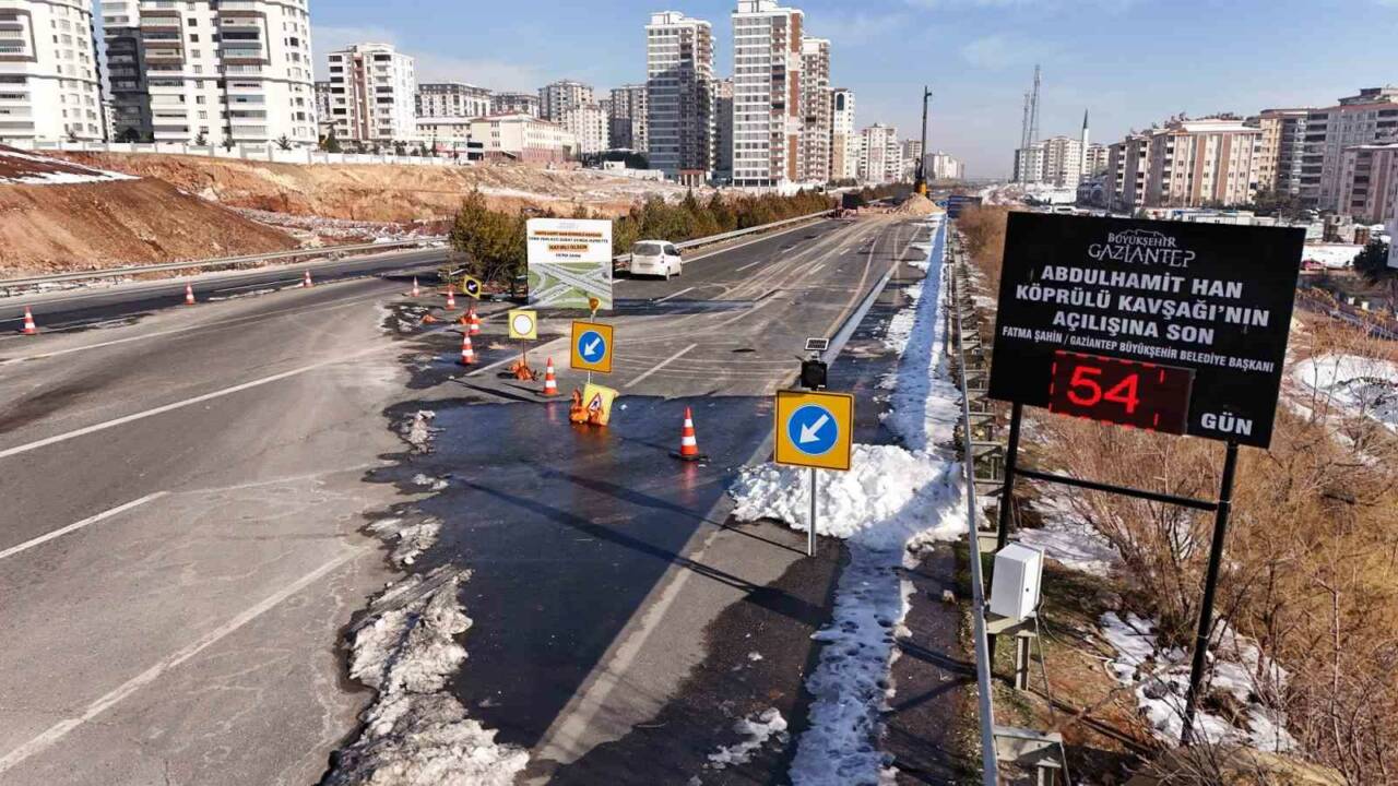 Gaziantep Büyükşehir Belediyesi tarafından yapımı sürdürülen Abdülhamit Han Köprülü Kavşağı’nda
