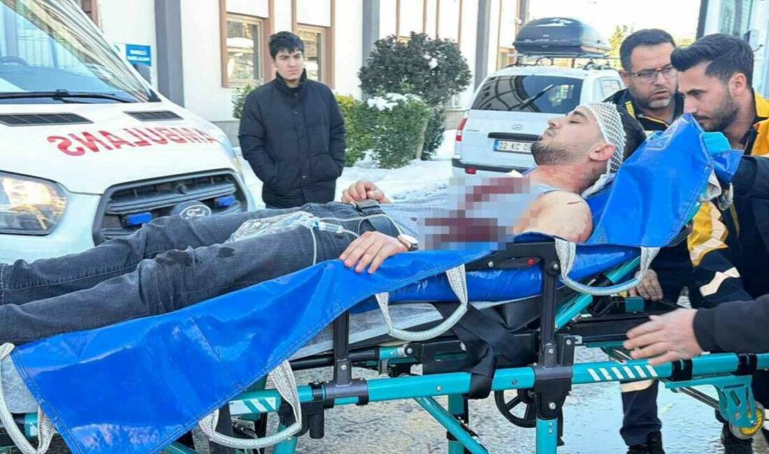 Adıyaman’ın Kahta ilçesinde husumetli olduğu öğrenilen şahıslar arasında çıkan bıçaklı