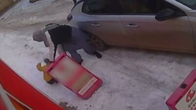 Adıyaman’da, buzlanan sokakta vatandaşlar, düşüp düşüp kalkarak ilerlemeye çalıştı.