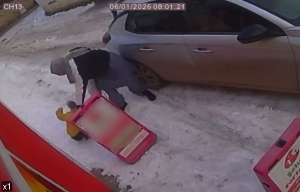 Adıyaman’da, buzlanan sokakta vatandaşlar, düşüp düşüp kalkarak ilerlemeye çalıştı.