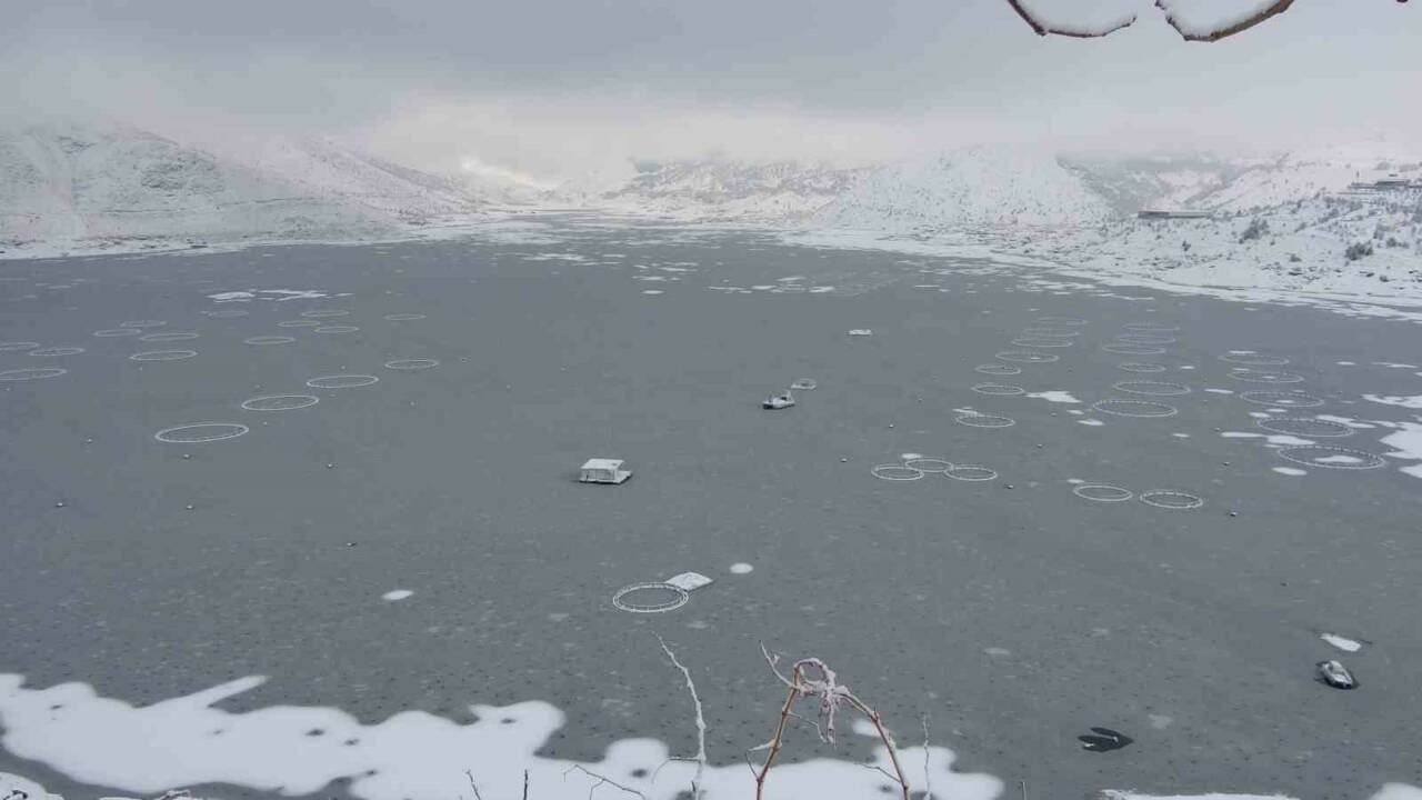 Adıyaman’ın Çelikhan ilçesinde yüzen adaların yer aldığı Çat Barajı’nın yüzeyi