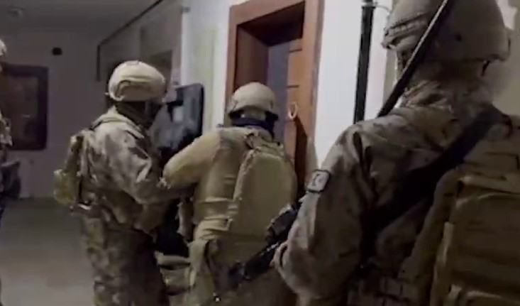 Adıyaman'da yapılan operasyonda silah ve uyuşturucu madde ele geçirildi, 7