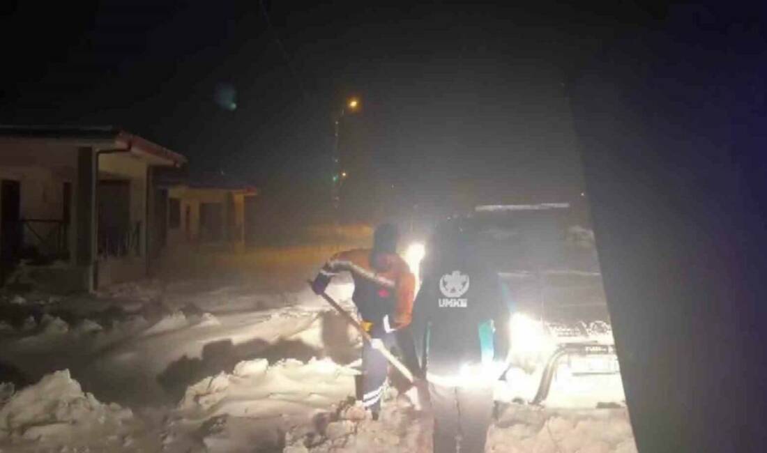 Adıyaman’da, birkaç gündür etkisini sürdüren kar yağışında aniden bastıran tipide