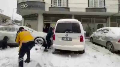 Adıyaman’da, vakadan dönen sağlık personelleri ile çocukların kar topu savaşı
