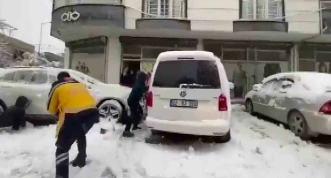 Adıyaman’da, vakadan dönen sağlık personelleri ile çocukların kar topu savaşı